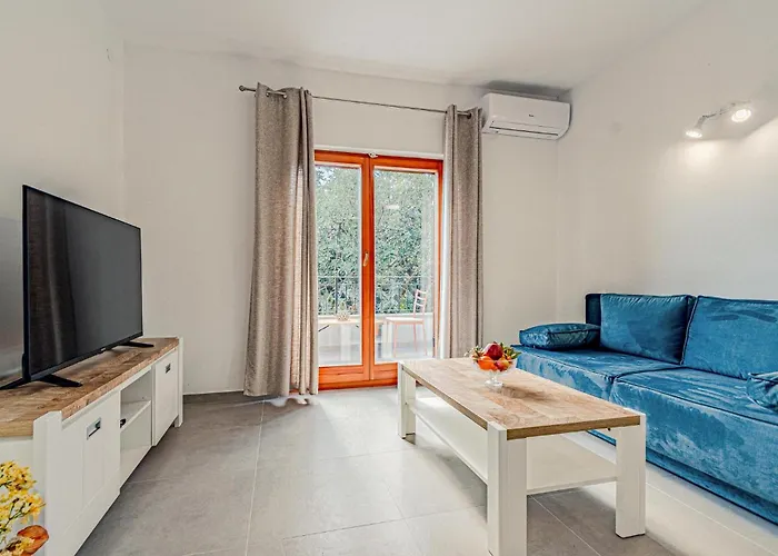 Amazing In Kneze With Wifi Apartment